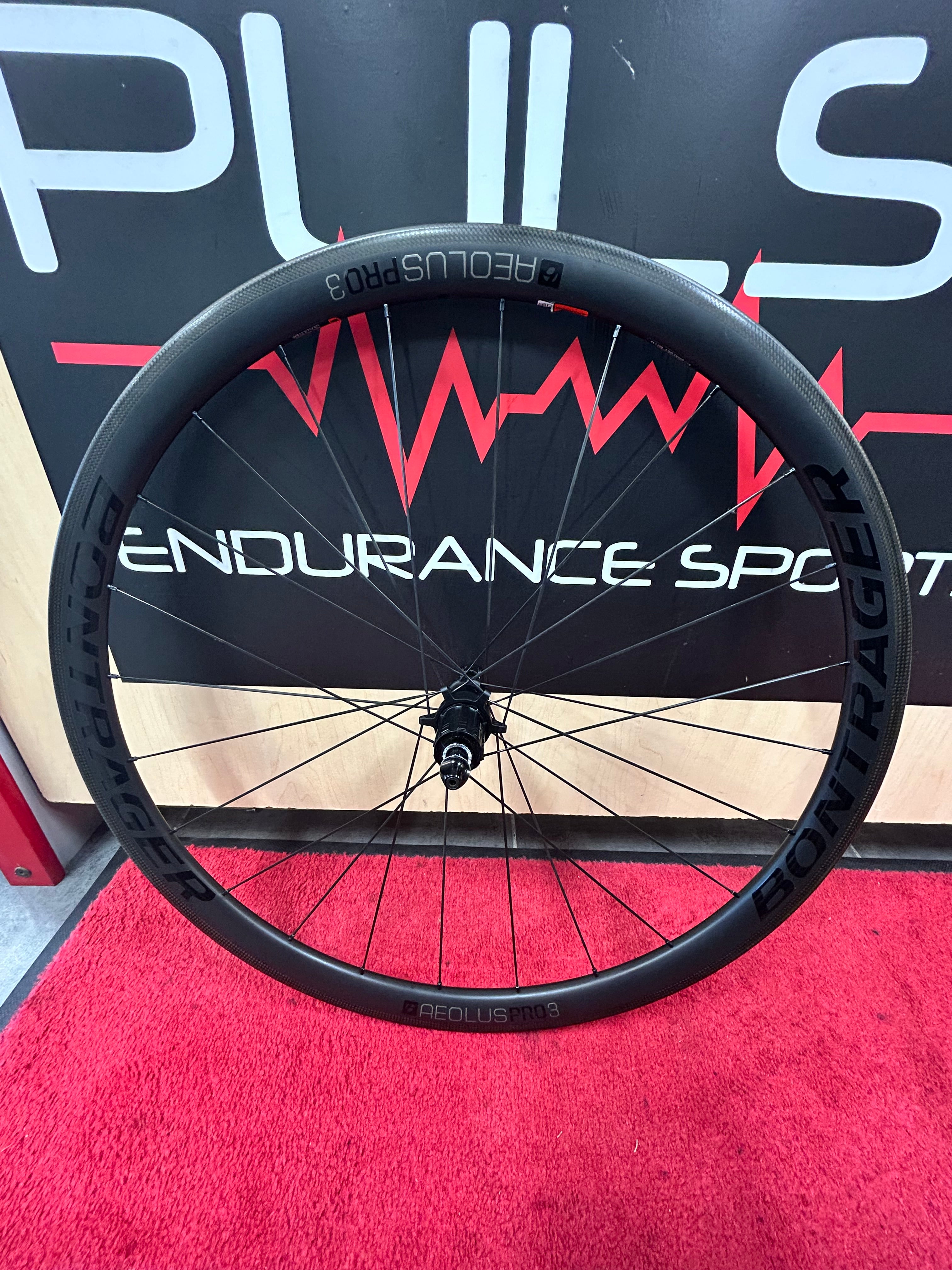 Bontrager Aeolus Pro 3 リムブレーキ仕様　　11速 Bontrager Aeolus Pro 3 Carbon Wheelset - Rim Brake - Shimano 11/12 SP