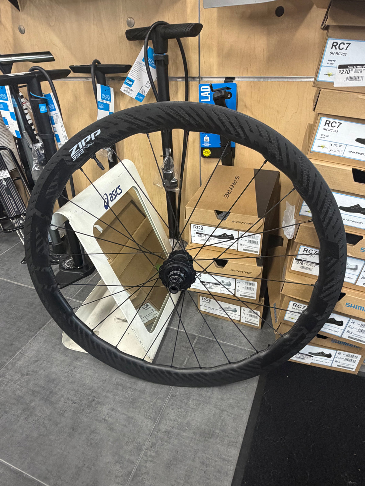 Juego de ruedas sin cámara ZIPP 353 NSW 2024 con freno de disco