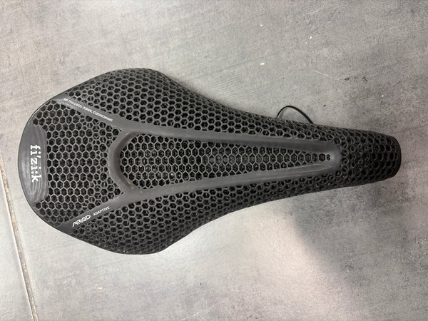 Fizik Argo R3 Adaptive 140 Saddle - Kium